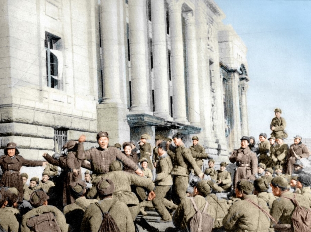 1951년 1월 5일 서울 중앙청 앞에서 서울 점령을 기뻐하는 중공군 / 출처 thinkchina