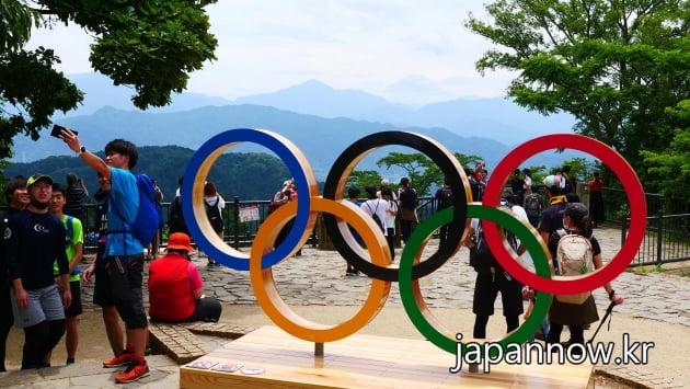 도쿄 타카오산 정상에 설치된 올림픽 앰블럼앞에서 기념 촬영중인 일본 국민 / JAPAN NOW