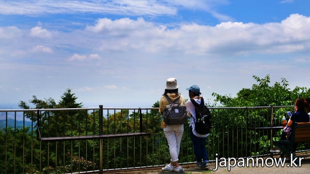 타카오산 케이블역 근처에서 중간 휴식을 하는 등산객/JAPAN NOW