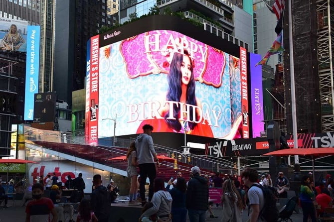 트와이스 쯔위, 뉴욕 타임스퀘어에 생일 축하 광고…글로벌한 비주얼 뿜뿜
