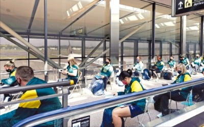 [포토] 도쿄올림픽 ‘입국 1등’은 호주 선수단…공항서 코로나 항원검사 