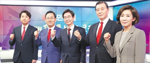 국민의힘 대표 후보들이 1일 서울 충무로 MBN스튜디오에서 열린 토론회 시작 전 기념 촬영을 하고 있다. 왼쪽부터 이준석·주호영·조경태·홍문표·나경원 후보.  뉴스1 