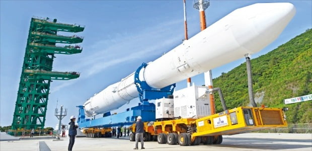 [사진으로 보는 세상] 우리 기술로 만든 첫 한국형 발사체 ‘누리호’ 위용 드러내…10월 발사