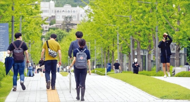 서울 주요 사립대학이 코로나19 확산에 따른 유학생 감소 등의 여파로 재정 악화를 겪고 있다. 2020학년도에 10곳 중 6곳은 재무제표상 운영 차액이 적자를 기록한 것으로 나타났다. 서울시내 한 대학에서 학생들이 교정을 걷고 있다. /허문찬 기자 