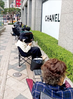 지난 4일 오전 6시께 신세계백화점 본점 샤넬 매장 앞에서 구매 대기자들이 캠핑 의자에 앉아 번호표를 기다리고 있다. /이혜인 인턴기자 