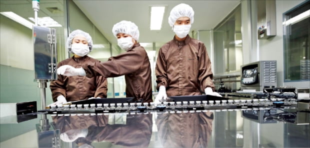 셀트리온 직원들이 이 회사의 첫 신약인 코로나19 치료제 ‘렉키로나’ 생산 과정을 점검하고 있다. 연합뉴스