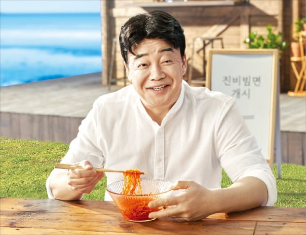 오뚜기, 소스 넉넉하게 넣은 오뚜기 진비빔면 "돼지 앞다리살 곁들이면 더 맛있어요"