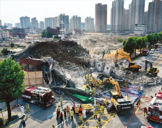 광주 학동에서 철거 작업 중이던 건물이 9일 무너져 119 구조대원들이 구조에 나서고 있다.(사진=연합뉴스)