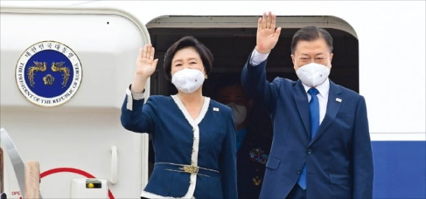 < 출국 인사 > 주요 7개국(G7) 정상회의 참석차 출국하는 문재인 대통령과 부인 김정숙 여사가 11일 서울공항에서 공군 1호기에 올라 손을 흔들고 있다.  /허문찬 기자 