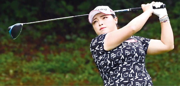 장하나가 11일 열린 한국여자프로골프(KLPGA)투어 셀트리온 퀸즈 마스터즈 1라운드 10번홀에서 첫 티샷을 하고 있다. /변성현 한경닷컴 기자 