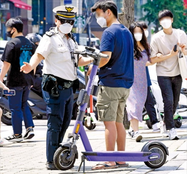 [포토] 전동 킥보드 단속…“헬멧 안 썼네요” 