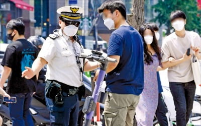 [포토] 전동 킥보드 단속…“헬멧 안 썼네요”