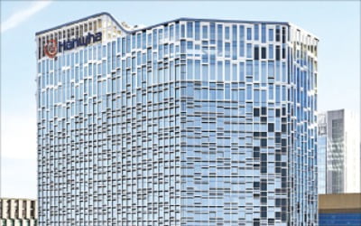 한화 빌딩 '세계 최고 건축상'…건물 유리창이 태양광 패널
