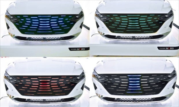 현대모비스는 차량 전면 그릴에 발광다이오드(LED) 조명 기능을 적용한 ‘라이팅 그릴’을 17일 선보였다. 그릴 색깔 등으로 자율주행 여부 등 차량 상태를 표현할 수 있다.  /현대모비스 제공 