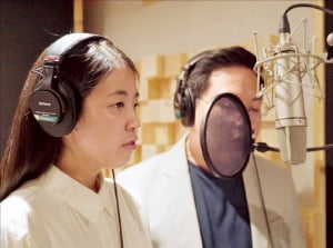 시각장애인 가수 이소정 씨(왼쪽)와 LG유플러스 직원이 영상 ‘유플러스가 만드는 동화’를 녹음하고 있다. 