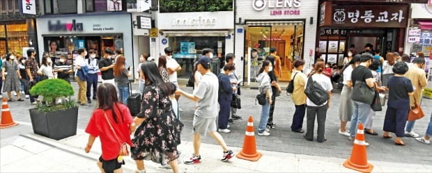 20일 서울 명동에서 시민들이 식당에 들어가기 위해 줄을 서 있다. 정부가 이날 발표한 새로운 사회적 거리두기 체계에 따르면 다음달 1일부터 수도권에서도 6인까지 사적 모임이 허용된다.  신경훈 기자 