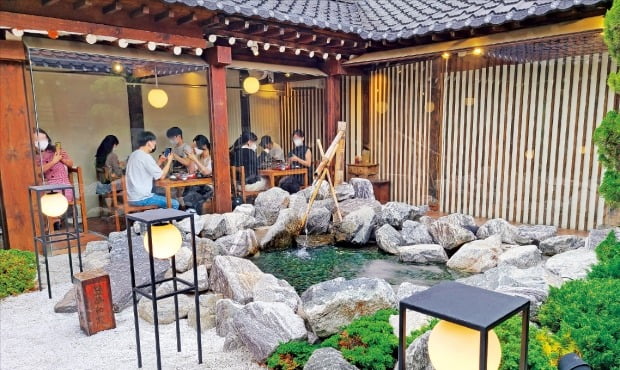 가게 중앙에 야외 정원과 노천을 구현한 서울 익선동의 ‘온천집’에서 지난 17일 손님들이 식사를 하고 있다. 