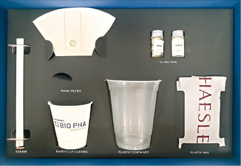 CJ제일제당이 친환경 소재인 PHA(폴리하이드록시알카노에이트)로 만든 각종 생분해성 플라스틱 제품.  CJ제일제당 제공 