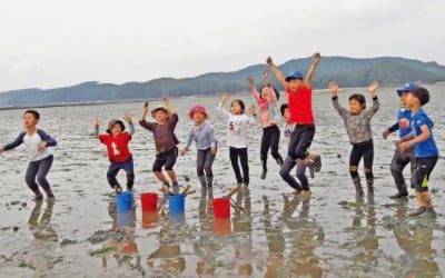 갯벌에서 조개 캐고…염전에선 소금 수확