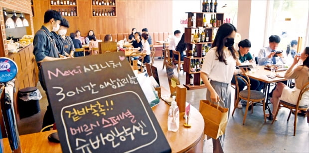 서울 양재동의 유럽풍 레스토랑 ‘메르시’가 점심시간을 맞아 손님들로 붐비고 있다.  허문찬 기자 