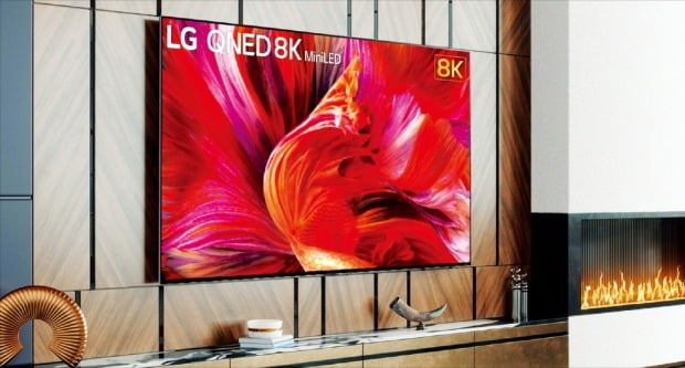 LG전자의 첫 미니 LED TV인 LG QNED가 집 내부 인테리어와 조화를 이루며 배치돼 있는 모습.   /LG전자  제공 