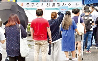 수도권에 다시 코로나 확산 공포…정부 "거리두기 단계 상향 검토"