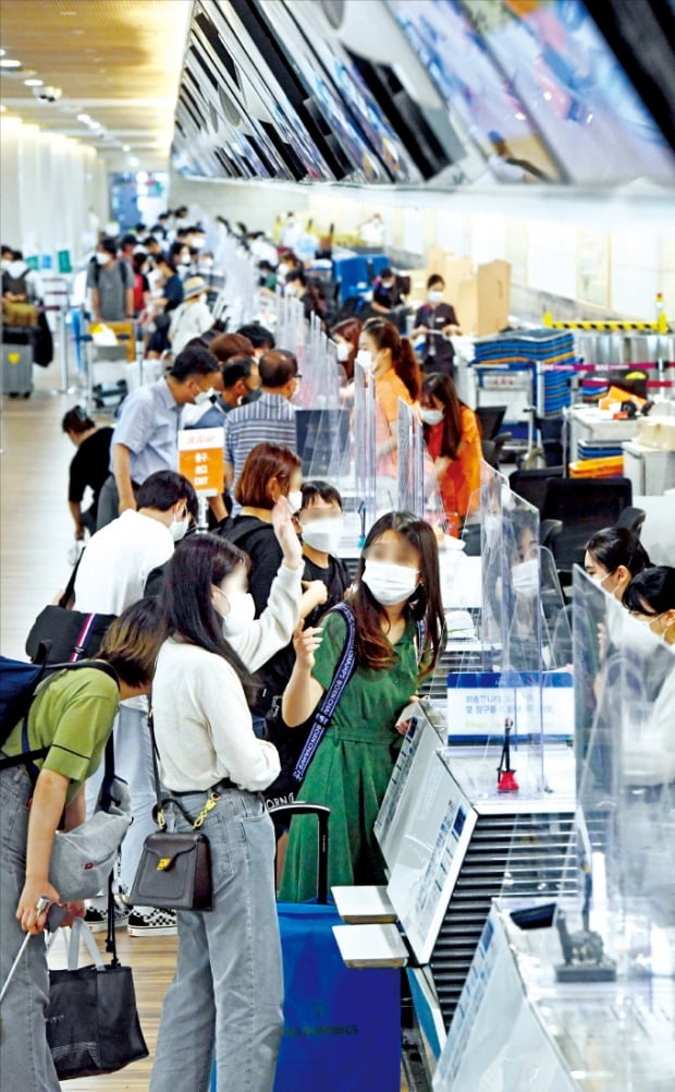 [포토] 확진자 쏟아지는데…붐비는 김포공항