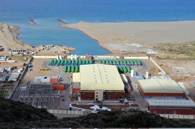 (사진) GS이니마가 2011년 상업 운전을 시작해 하루 20만 톤 규모의 담수를 생산·판매 중인 알제리 모스타가넴 해수 담수화 플랜트. /GS건설 제공