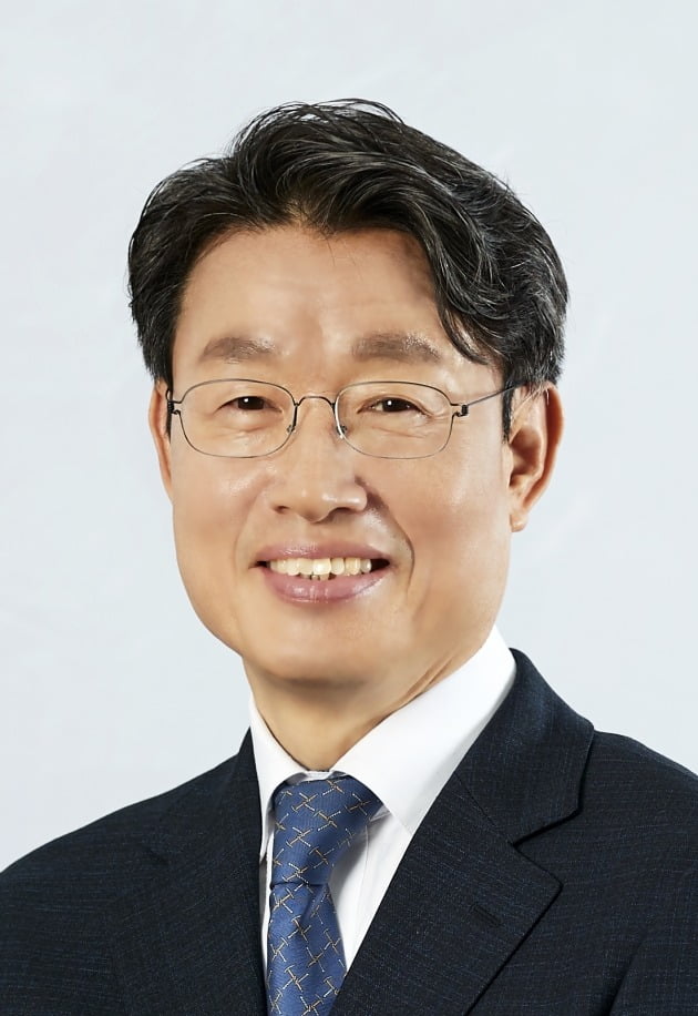 1961년생. 영신고. 영남대 경영학과. 1965년 현대중공업 입사. 1991년 현대정공. 2003년 현대자동차 감사 기획팀장. 2005년 현대자동차 호주법인장. 2009년 현대자동차 기획조정2실장. 2019년 현대트랜시스 대표이사 사장(현).