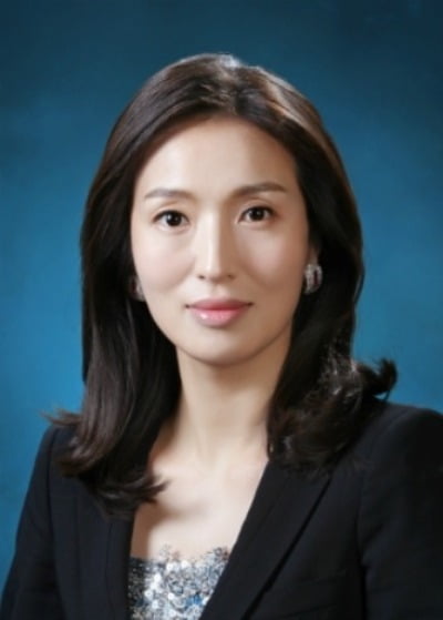 성래은 영원무역홀딩스 사장 약력: 1978년생. 미국 스탠퍼드대 경영학과 졸업. 2007년 영원무역홀딩스 입사. 2014년 영원무역 전무이사. 2016년 영원무역홀딩스 대표이사 사장(현). 2020년 영원무역 사장(현). /한국경제신문