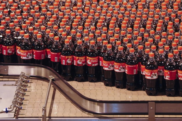 종이 병에 든 코카콜라?…플라스틱 발자국 줄이는 식음료 기업들