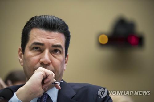 미 FDA 전 국장 "코로나 연구소 기원 시사 정황 점점 늘어"