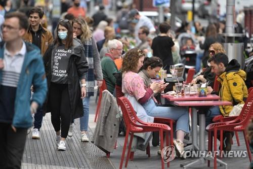 "영국, 백신접종 성공에 '안심 오판'"…확진자수 다시 꿈틀