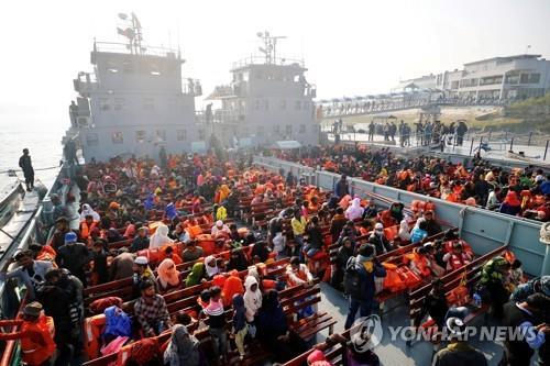 외딴섬 이주 로힝야족 수천명 "돈과 직업 달라" 시위