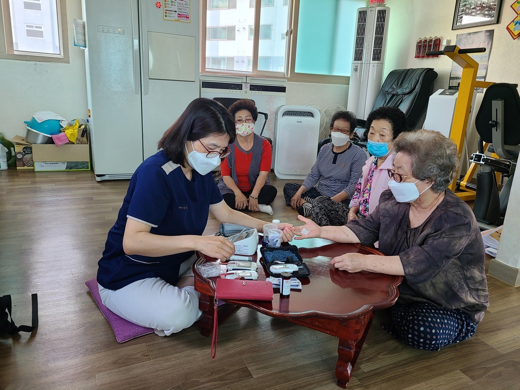 "체조하고 수다 떠니 예전으로 돌아간 느낌"…일상 찾은 경로당