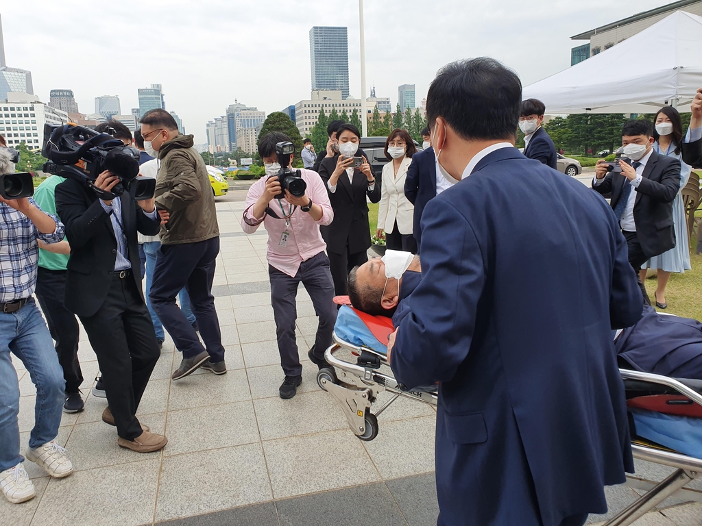 "손실보상 소급" 국힘 최승재, 단식 5일만 병원이송