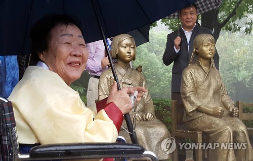 중국, 일본의 위안부 억지 주장에 "침략역사 미화 멈춰라"