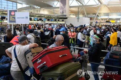 코로나 그늘 벗어나는 美…확진 작년 3월후 최저·백악관 '재개'(종합)