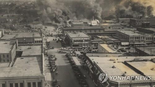 100년만에 '인종폭력 흑역사' 현장 간 바이든 "폭동아닌 대학살"