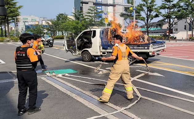 주행 중 적재함에 불난 화물차 소방서로 직행…3분여 만에 진화