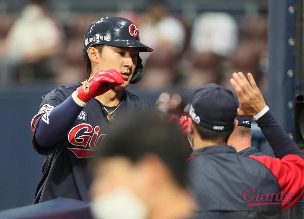 '역전 투런포' 롯데 김민수 "강로한형 홈런에 정말 뿌듯했다"