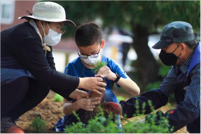 현대위아, 초등학교 2곳에 숲 조성…"ESG 활동 강화"