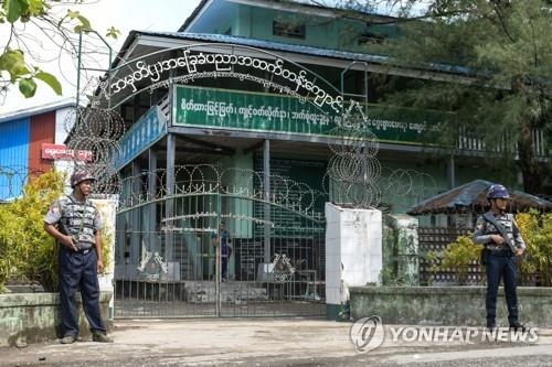 미얀마 개학은 했는데…학생 잘 안 보이고 군인·경찰만