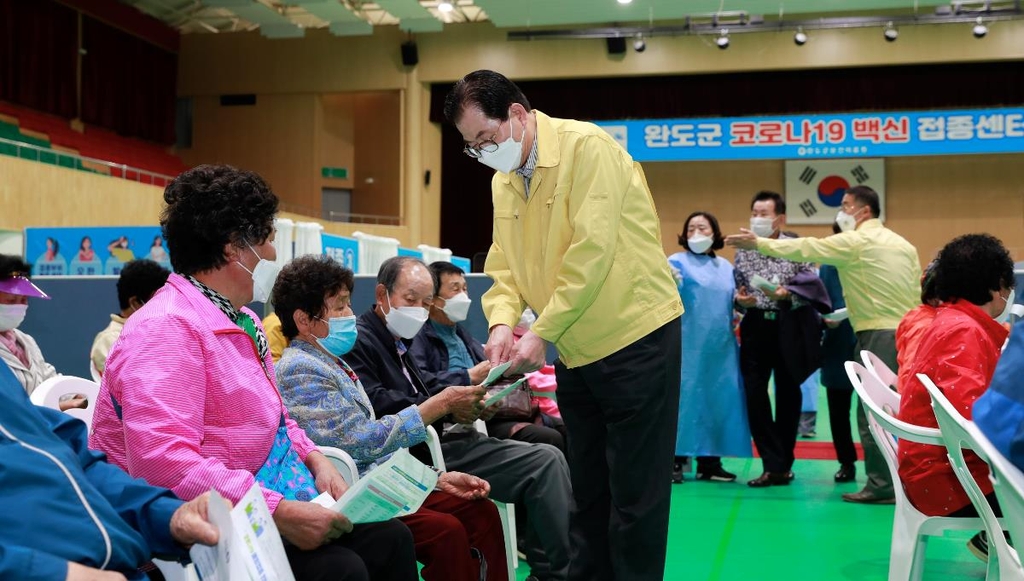 완도 외딴섬 주민 백신 접종에 해군 함정·행정선 뜬다