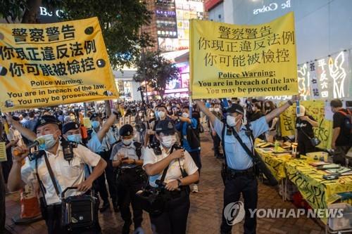 "홍콩 '톈안먼 집회' 시민들 추모에 美·EU공관도 '촛불'"