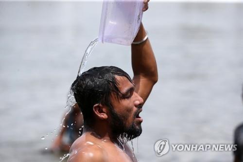 로힝야족 태우고 113일 표류 선박, 인니 구조…9명 사망