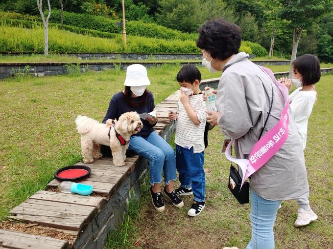 서울 서초구 동물보호명예감시원들 '펫티켓' 캠페인