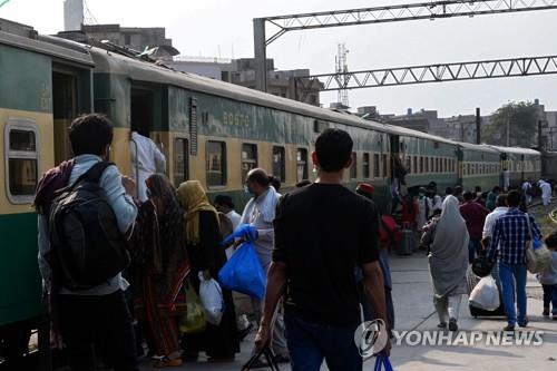 "파키스탄 남부서 열차 충돌로 25명 이상 사망"