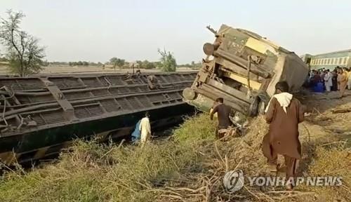 파키스탄서 1천100명 탄 두 열차 충돌…"35명 이상 사망"(종합2보)