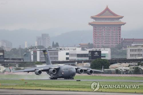 오산발 미 전략수송기 '타이베이 착륙작전'…韓외교 시험대